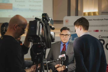 Krzysztof Olendzki - dyrektor Instytutu Adama Mickiewicza podczas wywiadu dla TVP Info Koncert Niepodległości w Paryżu