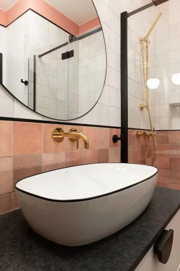 Różowe mieszkanie z miejscem do pracy, projekt KODO KODO, różowe, małe, mieszkanie