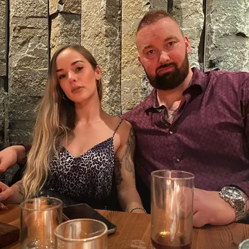 Hafþór Júlíus Björnsson i Kelsey Henson 