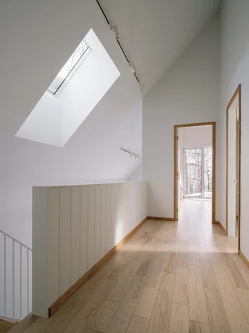 Architekci postawili dom przy samym strumieniu. Efekt? Czysta magia. Projekt EM architecture 