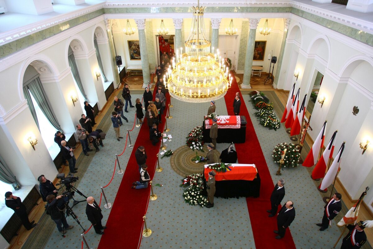 Trumny z ciałami Lecha i Marii Kaczyńskich w Pałacu Prezydenckim 