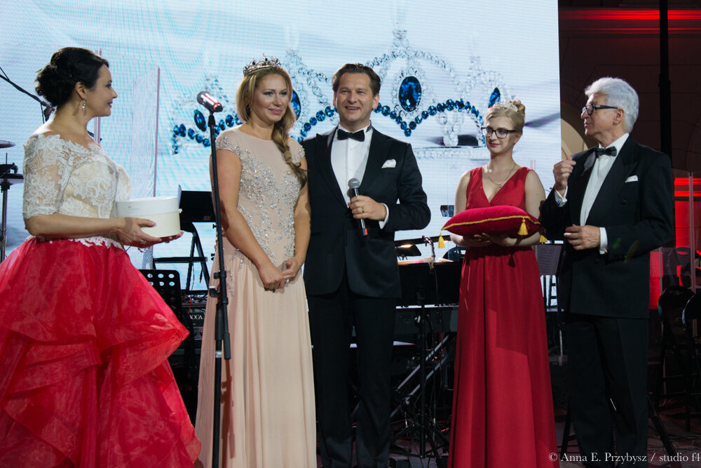 Licytacja tiary podczas aukcji charytatywnej Katarzyna Gintrowska i Michał Lisiecki licytują tiarę
