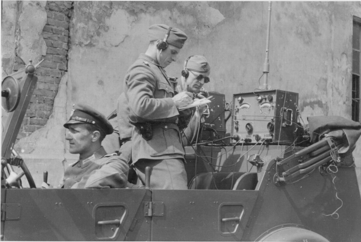 Niemiecki wóz łączności. Niemiecki podpis pod zdjęciem: „Wóz łączności stanowiska dowodzenia” Niemiecki policjant obsługuje radiostację na wozie łączności.