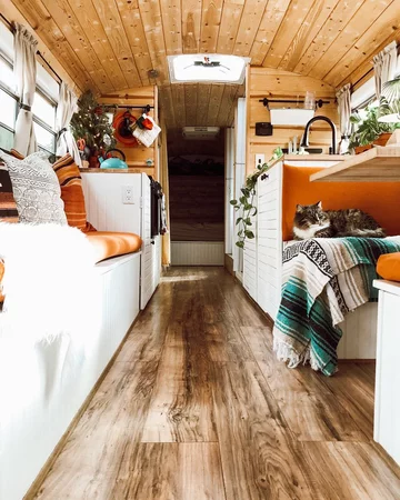 Autobus przerobiony na mieszkanie 