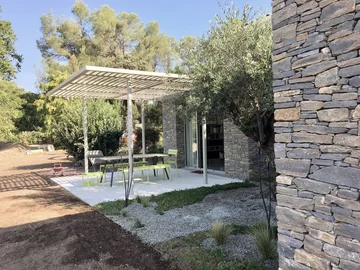 Waniliowy minimalizm w starym wiejskim domu, projekt (ma!ca) V2com, 2926-03, dom, minimalizm, beż