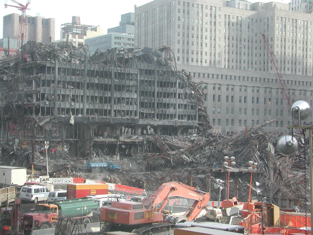 Zniszczenia po ataku na WTC 