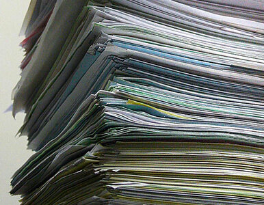 Miniatura: Samorządy obawiają się porzucić papierowe...