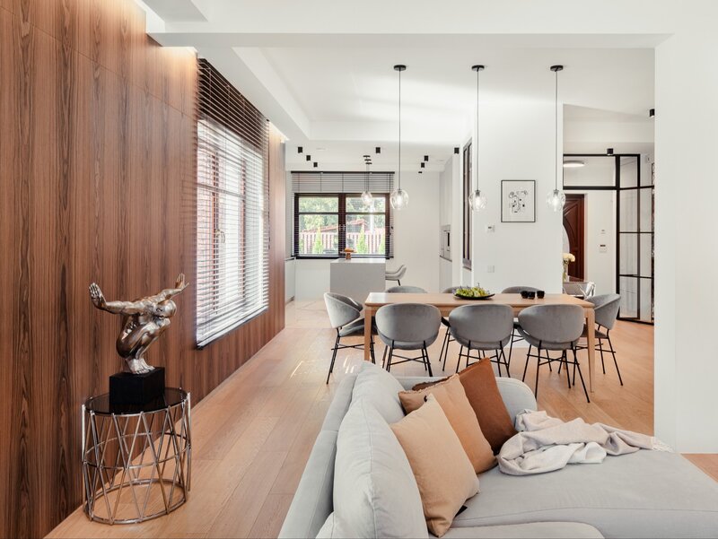 Jasny i przestronny dom jednorodzinny zaprojektowany przez Jasicka & Śnieżek Interior Design. Uwagę przyciągają tapicerowane krzesła marki Iker, z bestsellerowej kolekcji Cheri