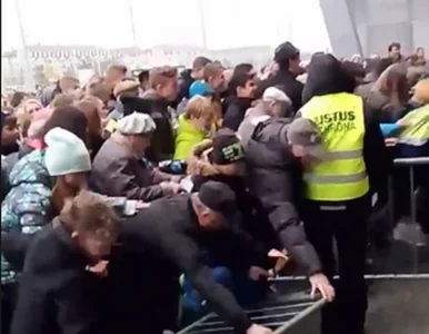 Miniatura: Przewrócone barierki, wyścig do wejścia....