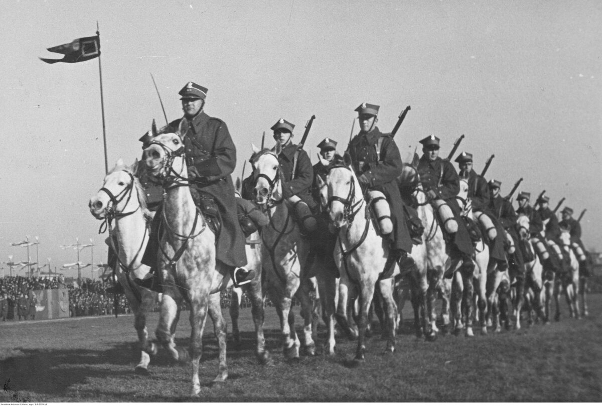 Defilada 6 Pułku Ułanów Kaniowskich na Polu Mokotowskim w Warszawie Obchody Święta Niepodległości w 1934 roku