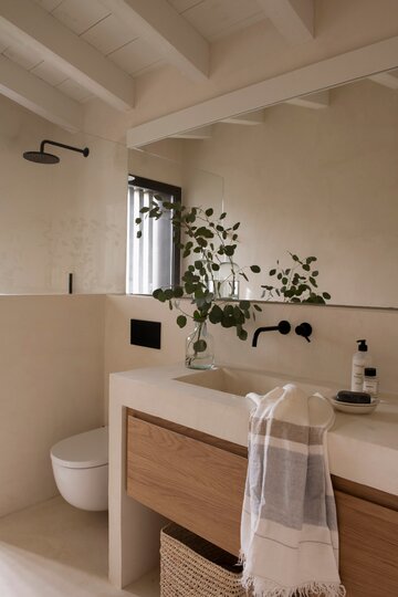 Dom w&nbsp;Empord&agrave; &ndash; kompozycja prostych brył, naturalnych materiał&oacute;w i&nbsp;światła, z&nbsp;płynnym przejściem między wnętrzem a&nbsp;krajobrazem, projekt D&rsquo;Aussy Interiors