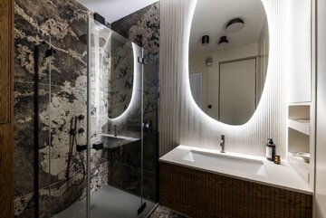 Apartament w&nbsp;Sea Towers w&nbsp;Gdyni &ndash; wnętrze, w&nbsp;kt&oacute;rym architektura subtelnie ustępuje miejsca spektaklowi natury i&nbsp;światła