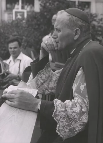 Ks. abp Karol Wojtyła na dziedzińcu KUL-u (1965-75 r.) 