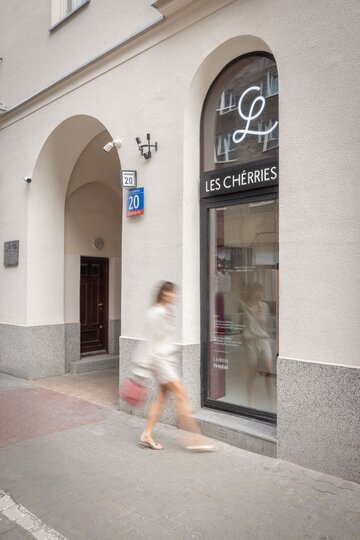 Minimalizm z nutą romantyzmu. Projekt wnętrz butiku Les Cherries
autorstwa WZ Studio 