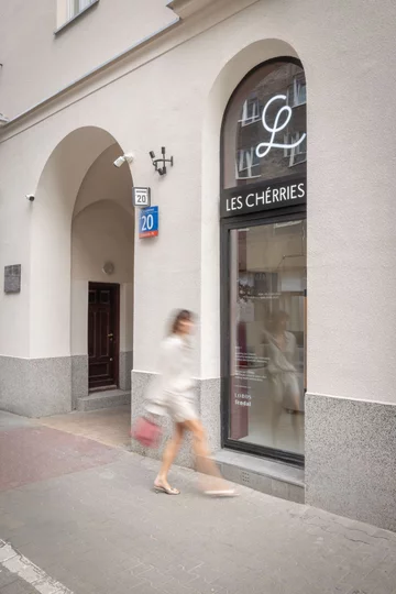 Minimalizm z nutą romantyzmu. Projekt wnętrz butiku Les Cherries
autorstwa WZ Studio 