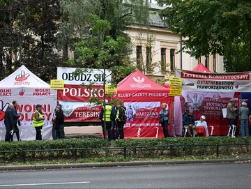 Miasteczko namiotowe przed siedzibą Trybunału Konstytucyjnego 