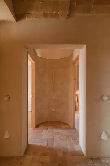 Rewitalizacja dawnej stolarni – projekt Clara Crous Arquitectura przywraca znaczenie materiałowi, światłu i oryginalnej strukturze budynku 