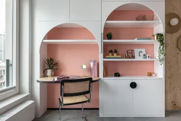 Różowe mieszkanie z miejscem do pracy, projekt KODO KODO, różowe, małe, mieszkanie
