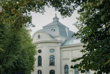 Duża część architektury reprezentuje styl historyzmu