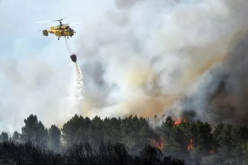 Akcję gaśniczą prowadzi się także z powietrza (fot. EPA/MELANIE MAPS/PAP)