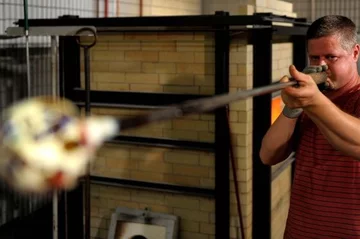 W pracowni ręcznej obróbki szkła (PAP/Darek Delmanowicz)