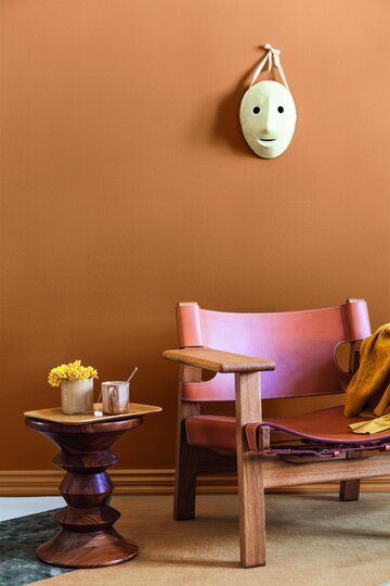 Jesienna melancholia i&nbsp;odrobina tajemnicy w&nbsp;naturalny spos&oacute;b wkroczą do&nbsp;wnętrza o&nbsp;ścianach w&nbsp;odcieniu L396 Beeswax z&nbsp;palety Tikkurila Optiva Matt 5