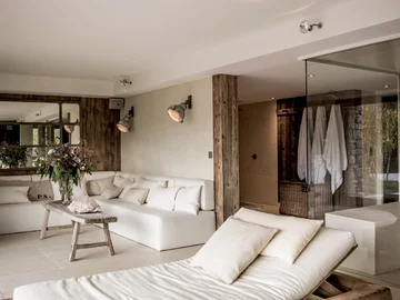 Urządzili luksusowy dom w hotelu z 1936. Projekt: Marianne Tiegen Interiors 
