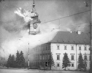 Zdjęcie-symbol. Płonie zachodnie skrzydło Zamku Królewskiego wraz z Wieżą Zygmuntowską 