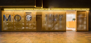 Wnętrza klubu fitness autorstwa Canobardin wyróżniają ażurowe przegrody z perforowanej stali i konsekwentnie zastosowana paleta kolorów 