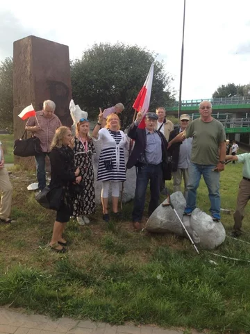 Zdjęcie z obalenia pomnika Berlinga 