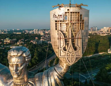 Miniatura: Sierp i młot zniknął z panoramy Kijowa....