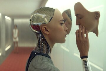 Kadr z&nbsp;filmu &bdquo;Ex Machina&rdquo; (2015)