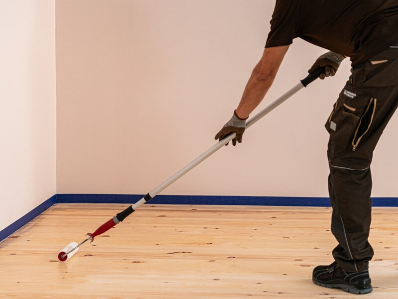 Nakładanie pierwszej warstwy lakieru