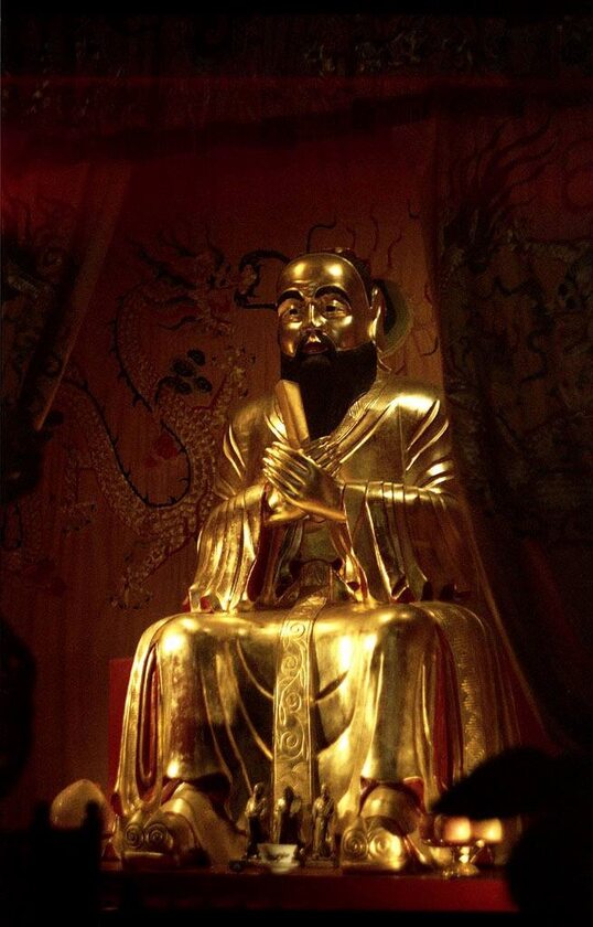 Posąg Konfucjusza w Wen Miao, czyli Świątynii Konfucjusza w Szanghaju. Wielu Chińczyków modli się przed posągiem, składając mu przy tym ofiary (fot. Kinga Pawlukiewicz)