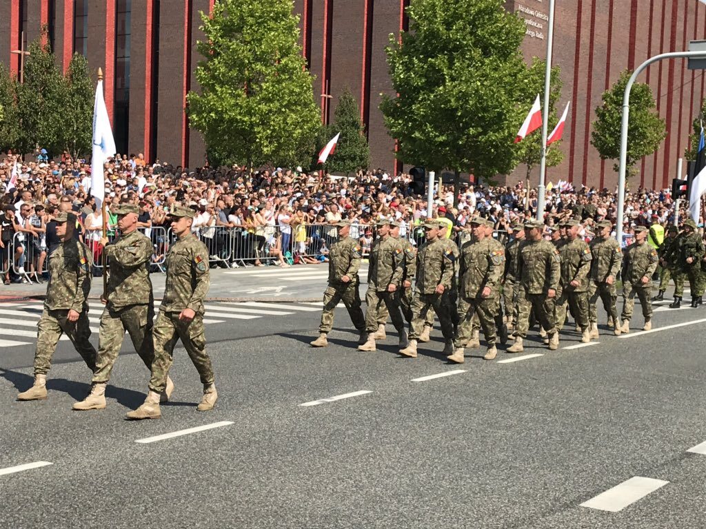 Ramię w ramię z żołnierzami Wojska Polskiego defilują żołnierze wojsk sojuszniczych, którzy na co dzień stacjonują w Polsce 