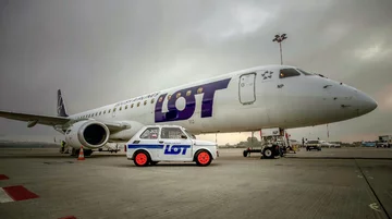 Sesja zdjęciowa oryginalnego Fiata 126p w malowaniu PLL LOT 