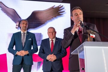 Piotr Stach (z prawej) oraz&nbsp;wręczający nagrodę: Marek Pęk, Wicemarszałek Senatu oraz&nbsp;Ryszard Pagacz, Wicewojewoda Małopolski