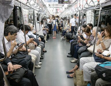 Miniatura: Atak sarinem w japońskim metrze. Wykonano...