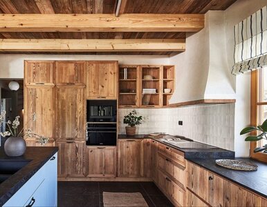 Miniatura: Przytulne wnętrza w domu z bali. Drewniana...