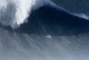 Rodrigo Koxa na fali w Nazare 