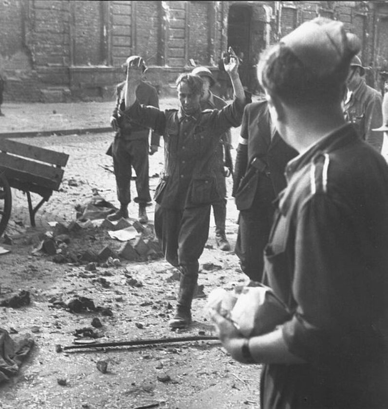 Żołnierz niemiecki właśnie trafia do niewoli 