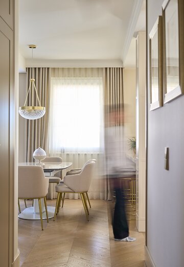 Luksusowy apartament pod Gdynią zaprojektowano tak, by jego najciekawsze detale odkrywać stopniowo. Projekt przygotowali Magdalena i Marcin Konopkowie z pracowni Ministerstwo Spraw we Wnętrzach 