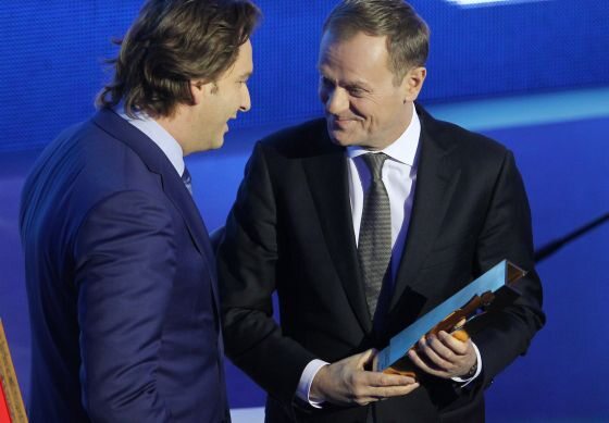 Prezes PMPG Michał Lisiecki (po lewej) nie zawahał się nazwać Donalda Tuska mężem stanu (fot. Radek Pietruszka/PAP)