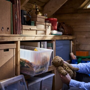 Dobrze zorganizowana przestrzeń może być jednocześnie uporządkowana, funkcjonalna i pełna przedmiotów, które nadają wnętrzu indywidualny charakter. IKEA pokazuje, jak znaleźć w domu miejsce zarówno na codzienne potrzeby, jak i rzeczy, które są ważne 