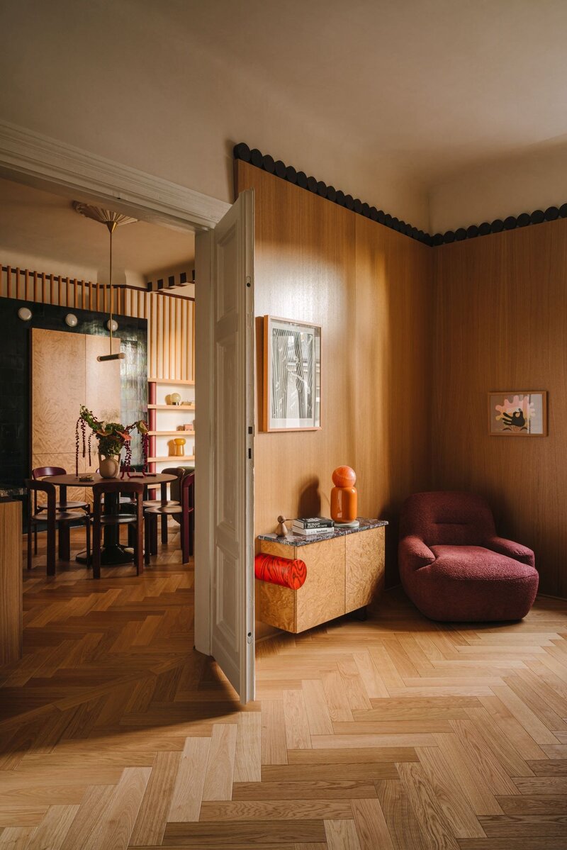 Świetlik jak słońce, kamień jak biżuteria. To&nbsp;wnętrze robi wrażenie. Projekt Wojciech Nowak z&nbsp;NOWW