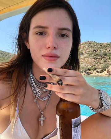 Bella Thorne 