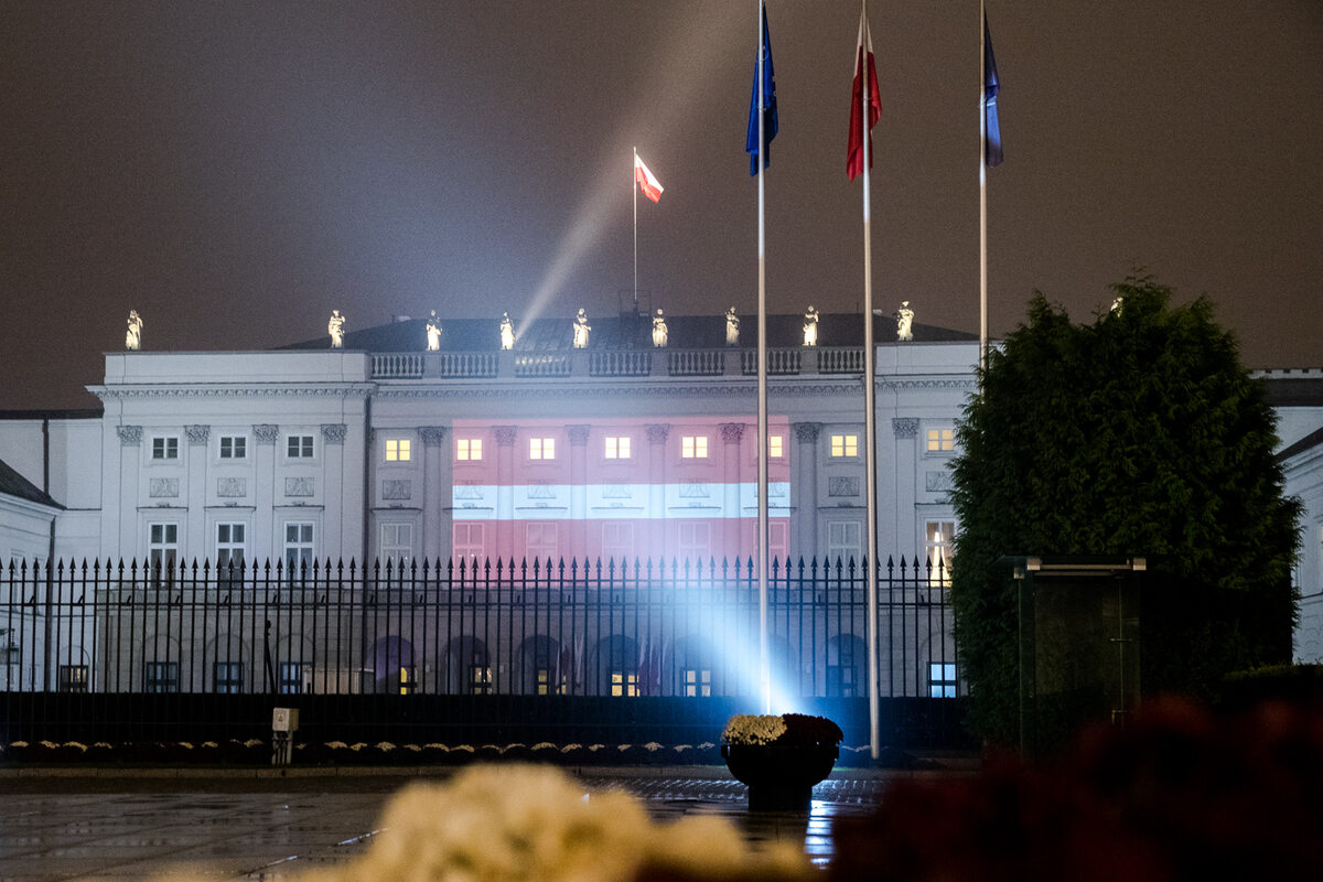 Iluminacja na fasadzie Pałacu Prezydenckiego 