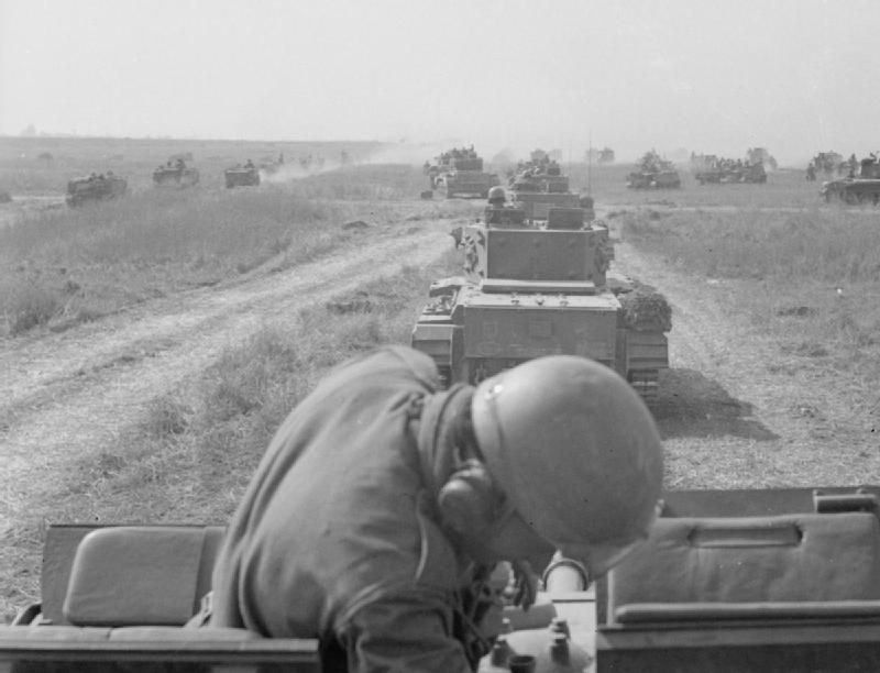 Polacy także mieli swój wkład w powodzenie operacji Overlord . 1 Dywizja Pancerna zmierza w kierunku pozycji wroga w trakcie walk pod Falaise (8 sierpnia 1944). 