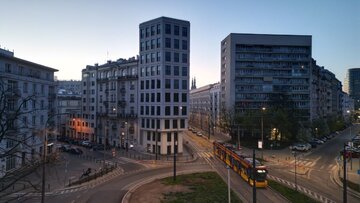 Plac Politechniki 4&nbsp;to&nbsp;kameralny apartamentowiec zaprojektowany przez pracownię WXCA, kt&oacute;ry uzupełnił historyczną zabudowę jednego z&nbsp;najbardziej reprezentacyjnych plac&oacute;w Warszawy