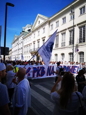 Zdjęcie z protestu lekarzy i zawodów medycznych z 1 czerwca 2019 r. 